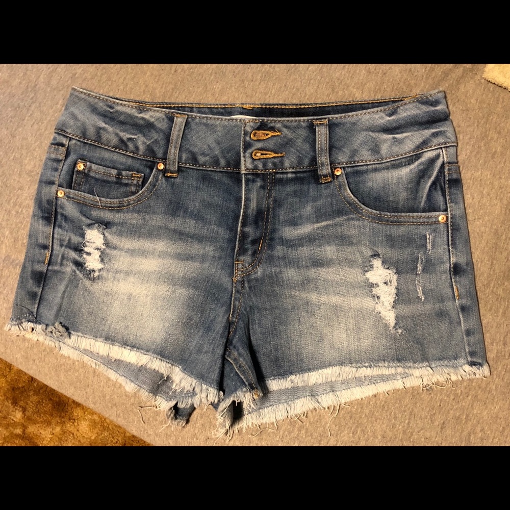 Mid rise distressed Jean short, Refuge brand